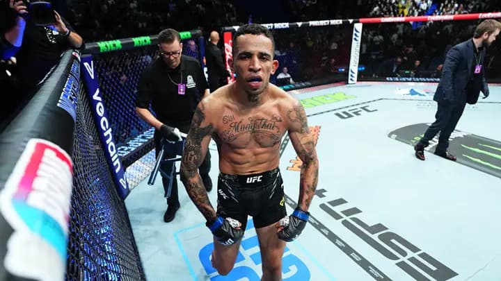 Em mais um show, Carlos Prates nocauteou Jingliang no UFC 305 e segue invicto no Ultimate (Foto: Divulgação/UFC)