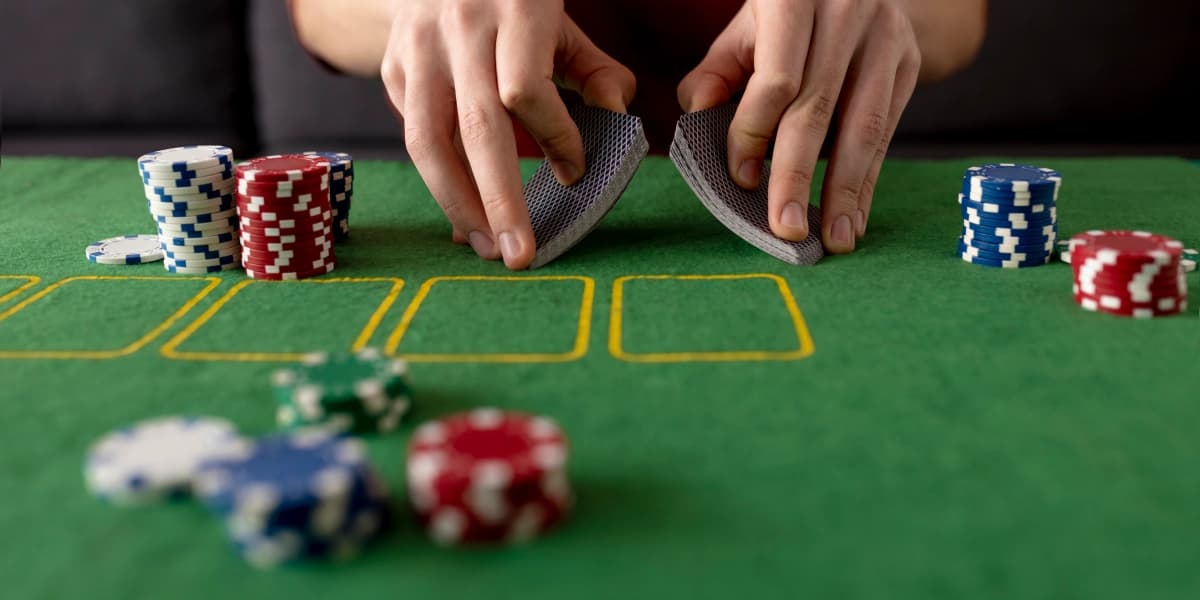 Imagem mostra mesa com cartas e fichas