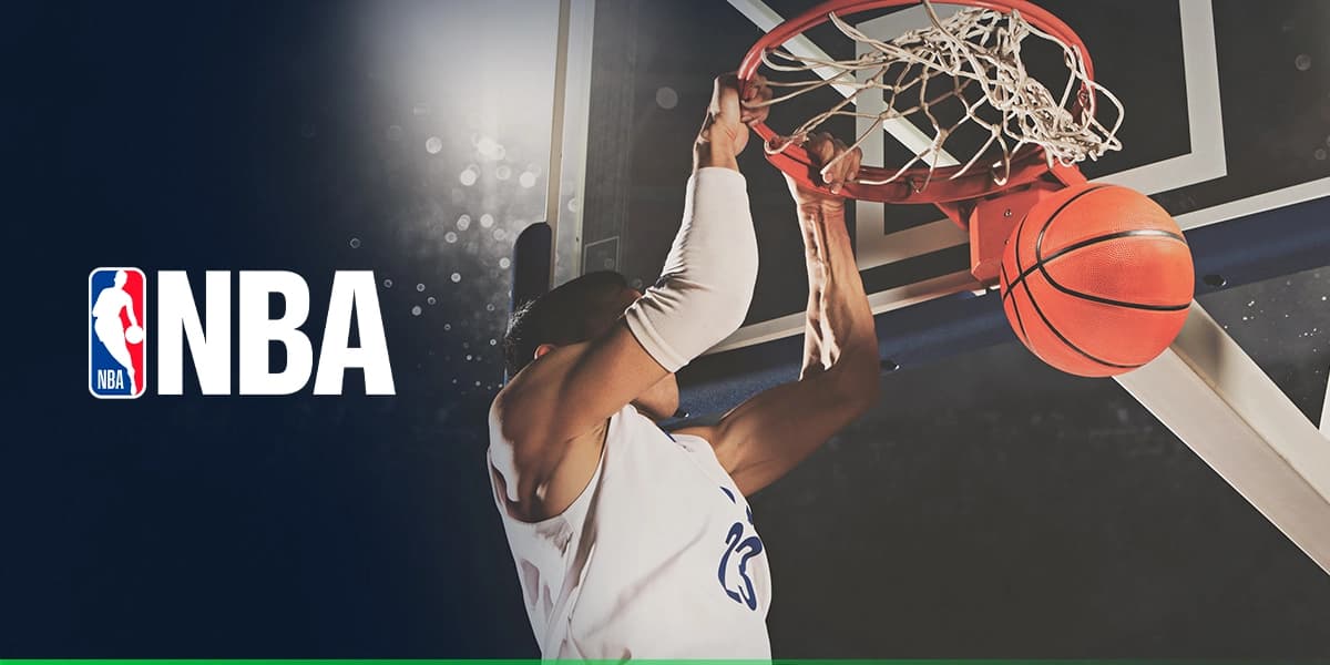 Imagem de um jogador de uniforme branco marcando ponto enterrando uma bola, em um fundo escuro e a logo da NBA no lado esquerdo da imagem