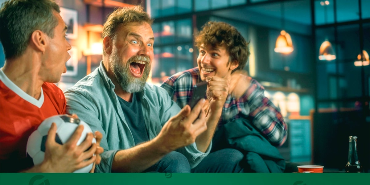 Imagem mostra torcedores comemorando