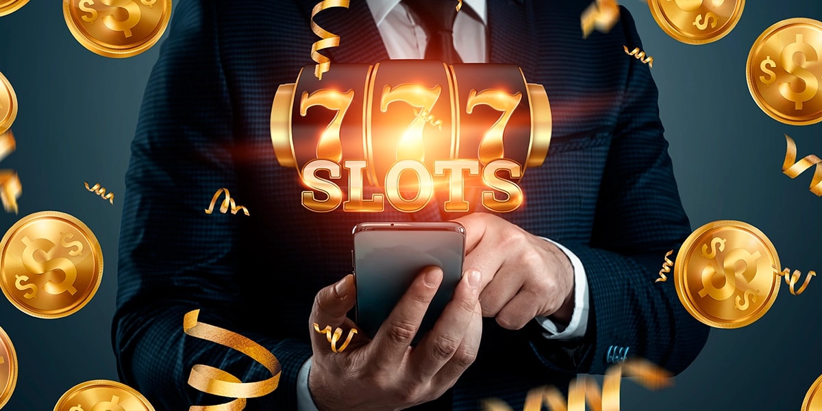 Imagem mostra homem utilizando smartphone com ilustração superior de slots 777