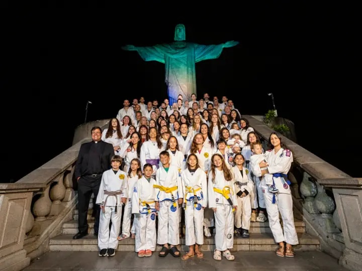 Família Gracie reúne mais de 100 membros em celebração no Cristo pelos 100 anos do Jiu-Jitsu